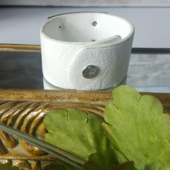 Fashion Jewelry, White and Silver snap bracelet - Picture 2 of 4